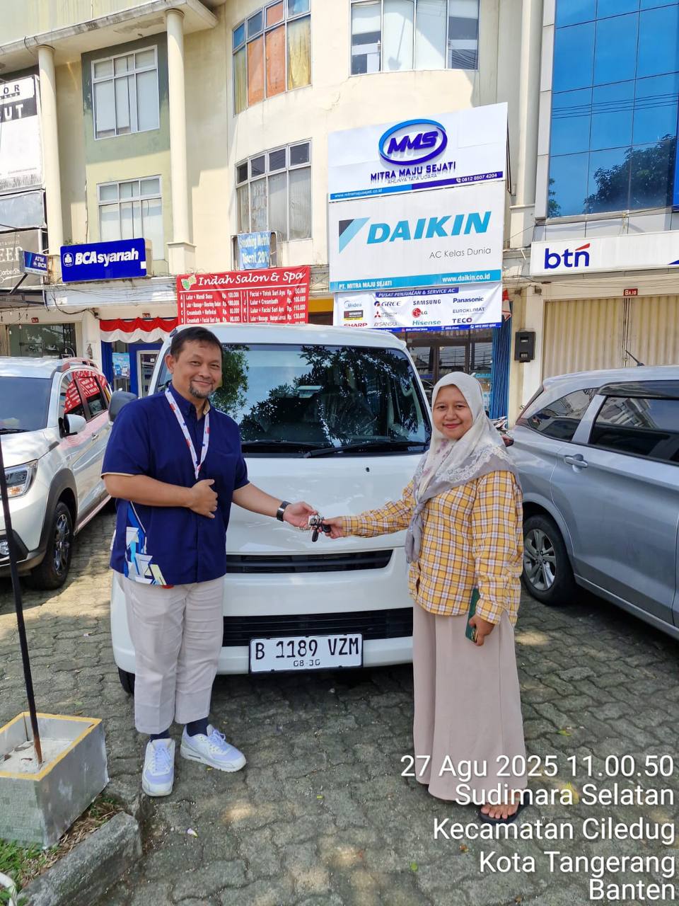 Serah terima unit Daihatsu — pelanggan Promo Astra Daihatsu