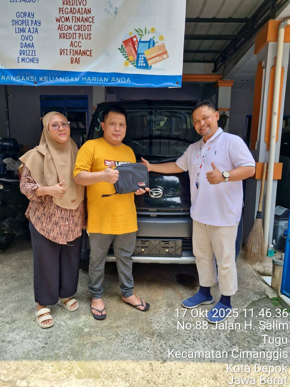 Serah terima unit Daihatsu — pelanggan Promo Astra Daihatsu