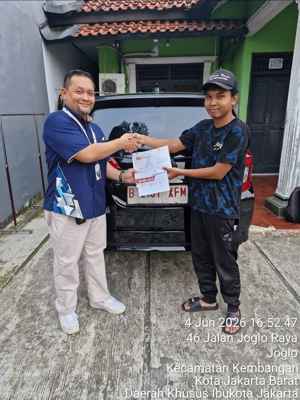 Serah terima unit Daihatsu — pelanggan Promo Astra Daihatsu
