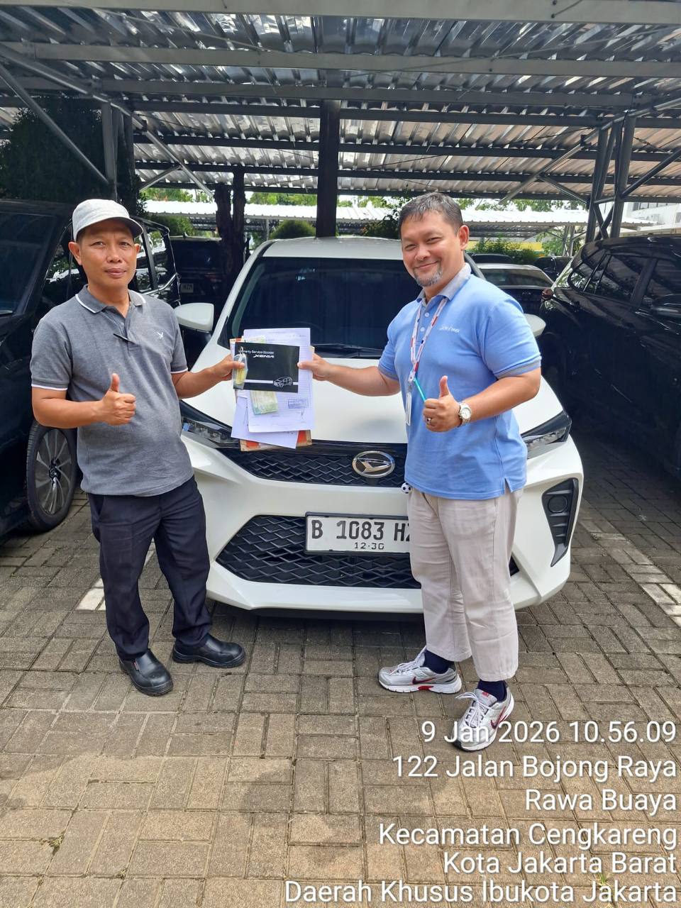 Serah terima unit Daihatsu — pelanggan Promo Astra Daihatsu