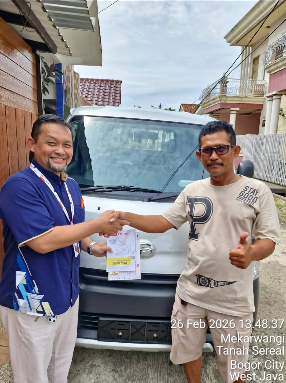 Serah terima unit Daihatsu — pelanggan Promo Astra Daihatsu