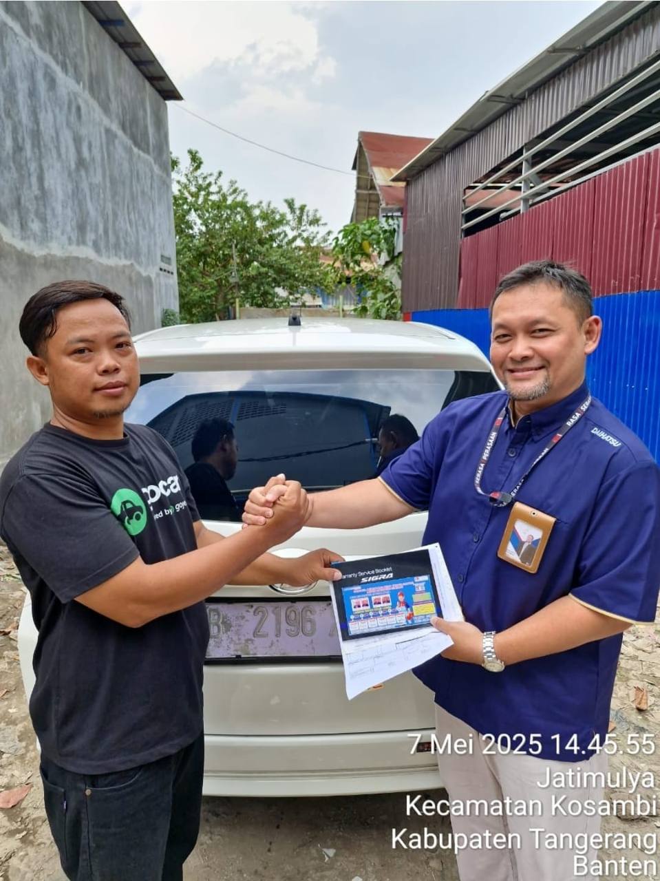 Serah terima unit Daihatsu — pelanggan Promo Astra Daihatsu