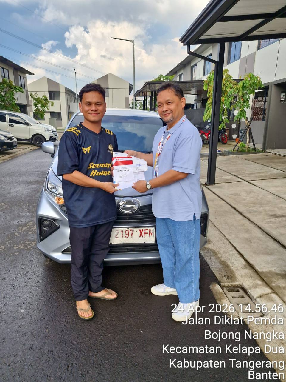 Serah terima unit Daihatsu — pelanggan Promo Astra Daihatsu