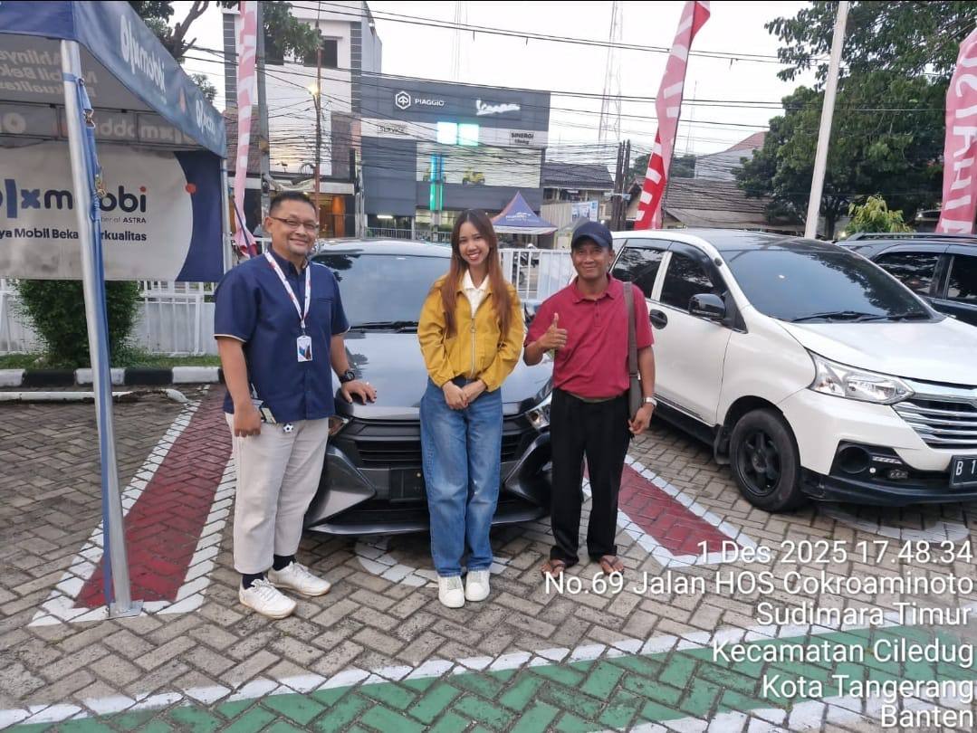Serah terima unit Daihatsu — pelanggan Promo Astra Daihatsu